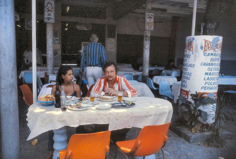 1980 ms Rhea OGYC Poosu Timo Laitinen ja  Tanya Maria Santos katkarapuja.jpg