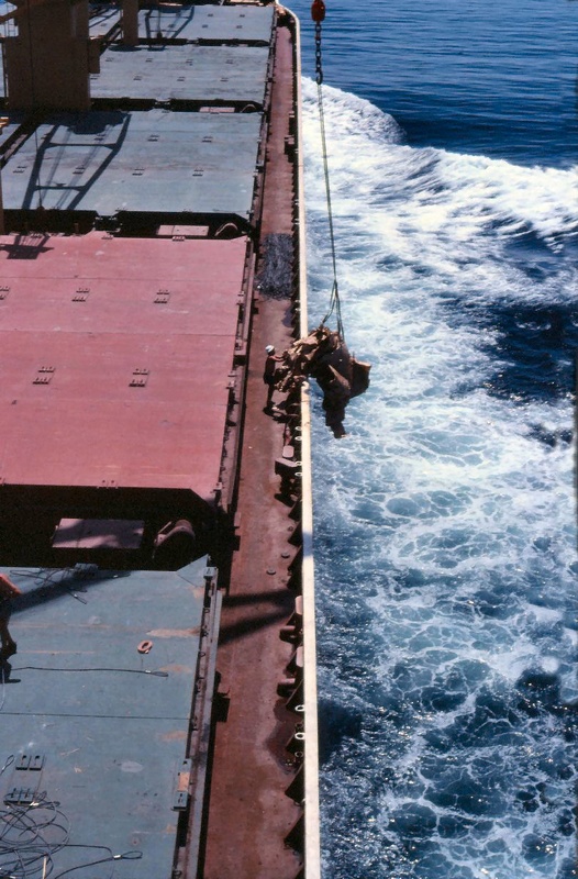 1979 ms Taurus OIIZ jätehuolto Punaisella merellä.JPG